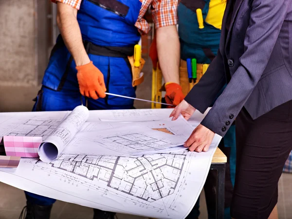 Üzletemberek és a férfi egyenruhában builder — Stock Fotó