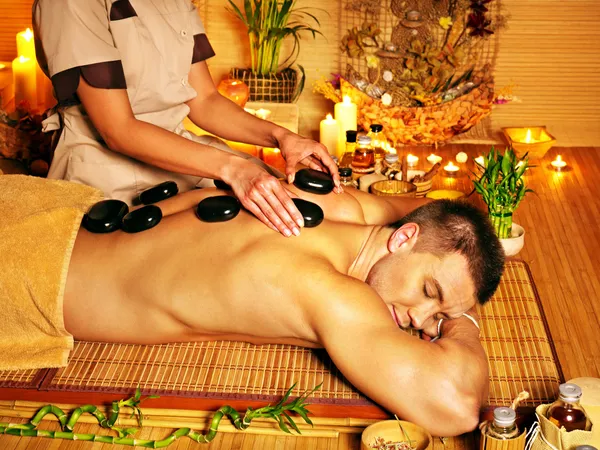 Homem recebendo massagem de pedra terapia  . — Fotografia de Stock