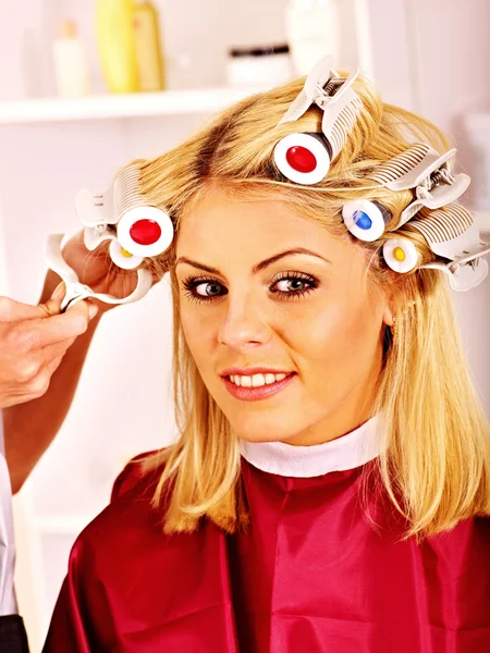 Žena nosí na hlavě natáčky na vlasy. — Stock fotografie