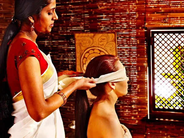 Vrouw met ayurveda spa-behandeling. — Stockfoto