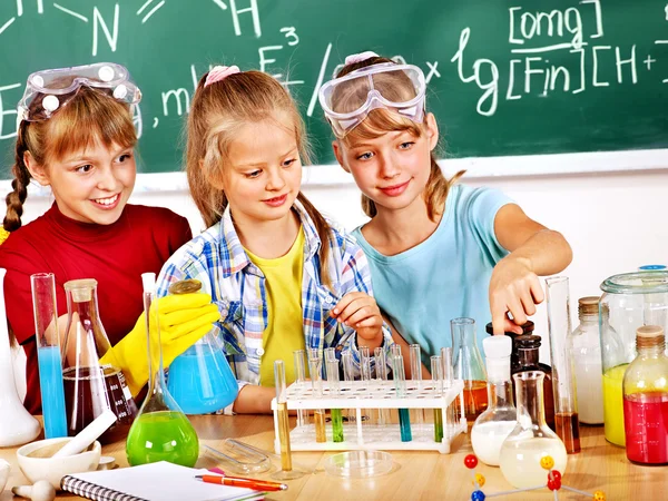 Enfant en classe de chimie . — Photo