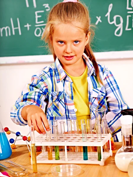 Niño en clase de química . — Foto de Stock