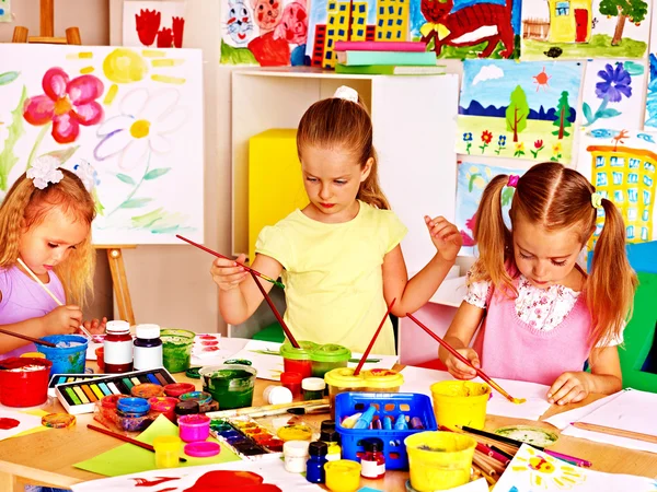 Bambini che dipingono a scuola . — Foto Stock