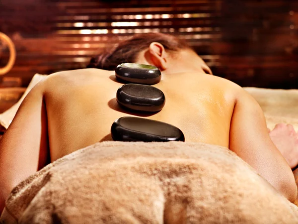Vrouw met Ayurvedische steen massage. — Stockfoto