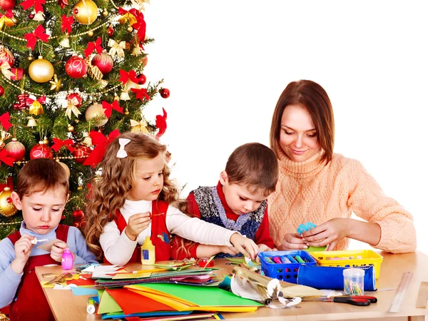 Kinder basteln Dekoration für Weihnachten. — Stockfoto
