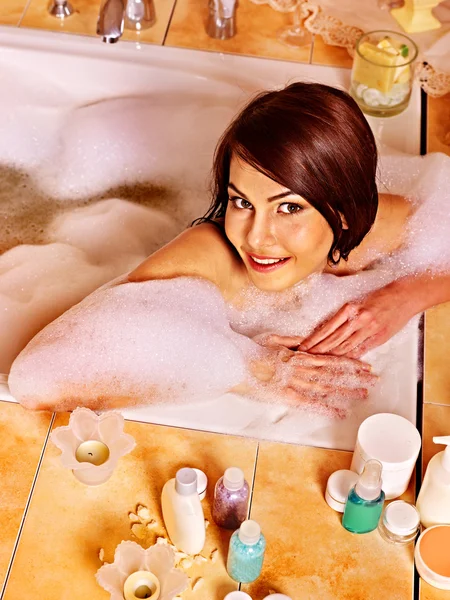 女人放松在泡泡浴. — 图库照片