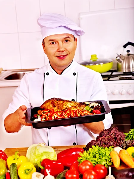 Homem de chapéu de chef cozinhar frango — Fotografia de Stock