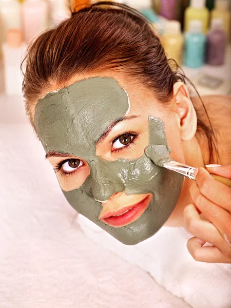 Clay facial mask in beauty spa. — Stock Photo, Image