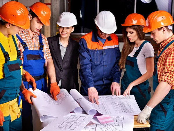 Gruppo di lavoro persone in casco di costruzione  . — Foto Stock