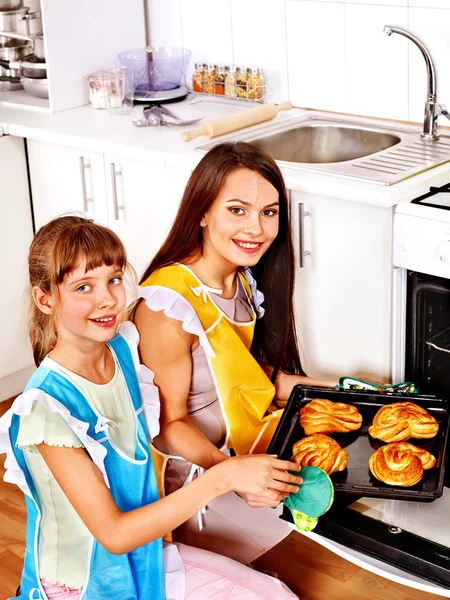 Мати і дочка печуть печиво — стокове фото