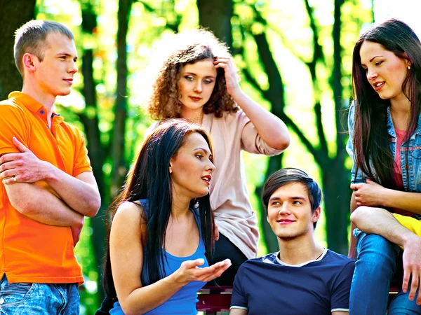 Estudiante de grupo con cuaderno al aire libre . — Foto de Stock