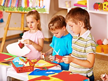 Çocuk makas kağıt kesme.