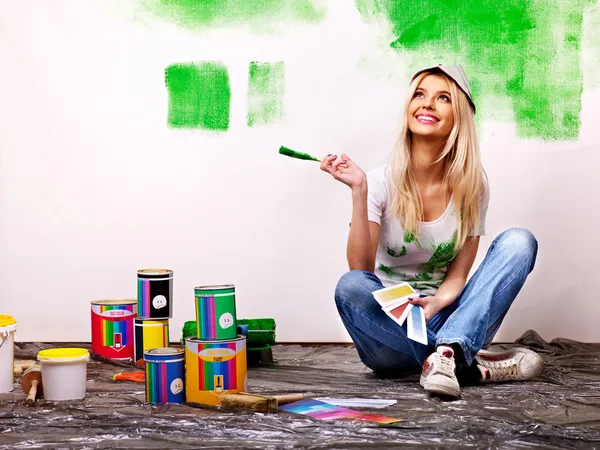 Mulher pintar parede em casa . — Fotografia de Stock