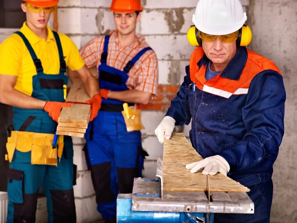 Grupo de pessoas construtor com serra circular  . — Fotografia de Stock