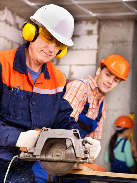 Строитель группы с циркулярной пилой
 .