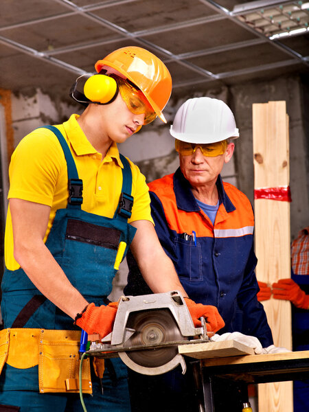 Строитель группы с циркулярной пилой
 .