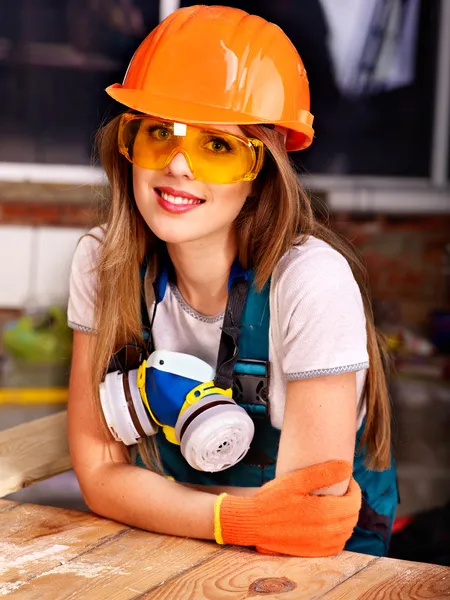 Vrouw in bouwer gasmasker. — Stockfoto