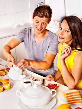 Çift kahvaltı mutfak at.