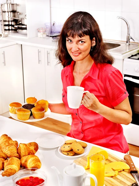 Woman breakfast at kitchen. — Stock Photo, Image