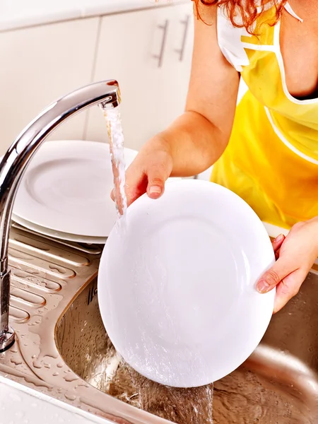 Lavagem de mãos feminina pratos . — Fotografia de Stock