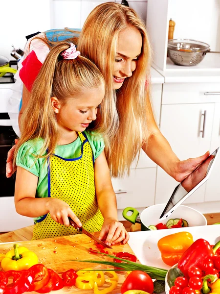 Moeder en dochter koken — Stockfoto