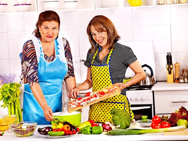 Familjen matlagning på kök. — Stockfoto