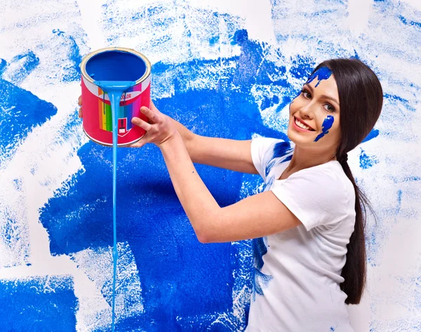 Donna pittura parete a casa . — Foto Stock