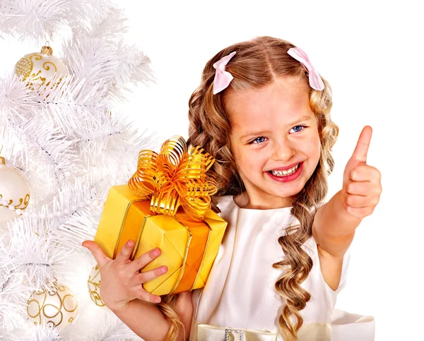 Dítě a vánoční stromeček — Stock fotografie