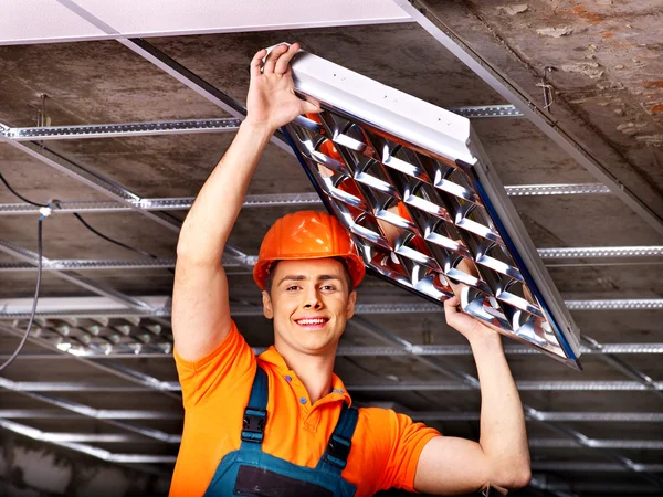 Homme installant plafond suspendu — Photo