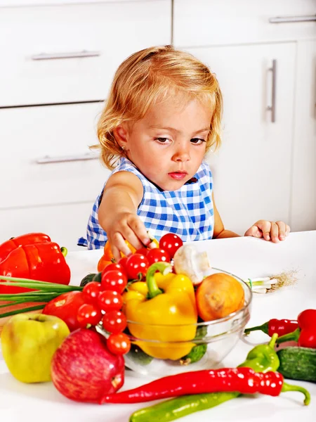 Kind koken in de keuken. — Stockfoto