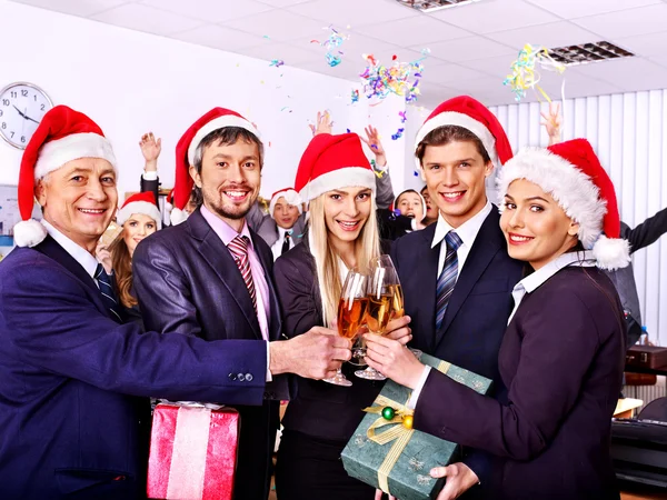 Geschäftsleute bei Weihnachtsfeier. — Stockfoto