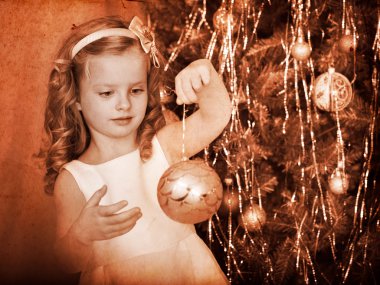 Çocuk Noel ağacı süslemek.
