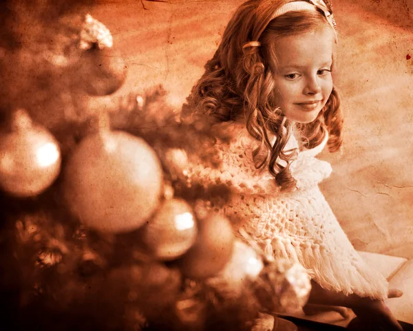 Kleines Mädchen bekommt Geschenke unterm Weihnachtsbaum. — Stockfoto