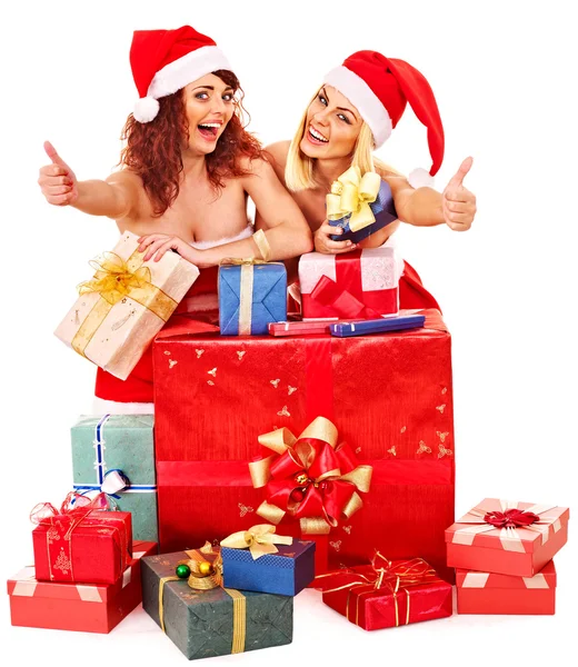Menina em Santa chapéu segurando caixa de presente de Natal . — Fotografia de Stock