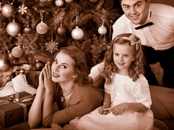 Familia con niños vistiendo árbol de Navidad . — Foto de Stock