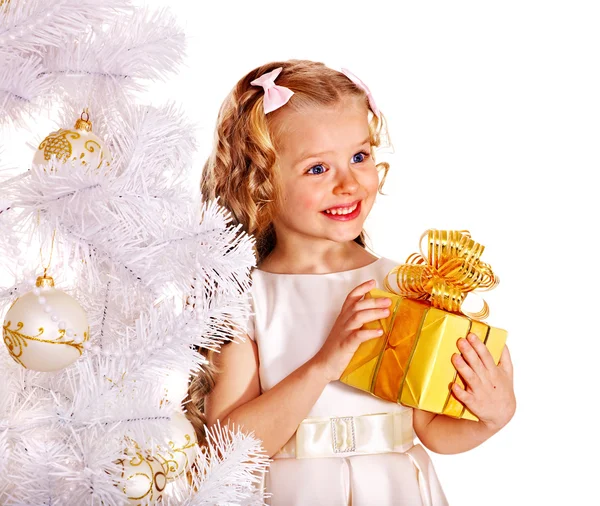 Criança com caixa de presente perto da árvore de Natal branca . — Fotografia de Stock