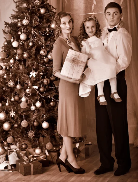 Familie mit Kindern beim Christbaumschmücken. — Stockfoto