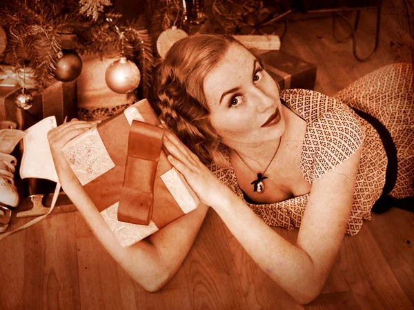 Mujer recibiendo regalos. Retro blanco y negro . — Foto de Stock