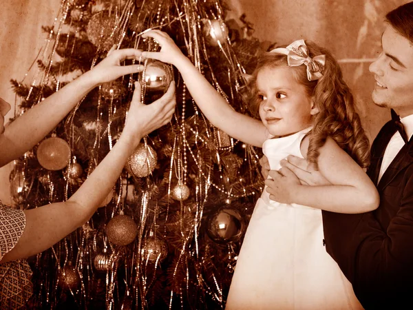 Família com crianças vestir árvore de Natal . — Fotografia de Stock