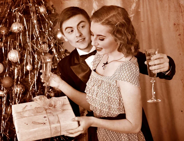 Um casal na festa de Natal. preto e branco retro . — Fotografia de Stock