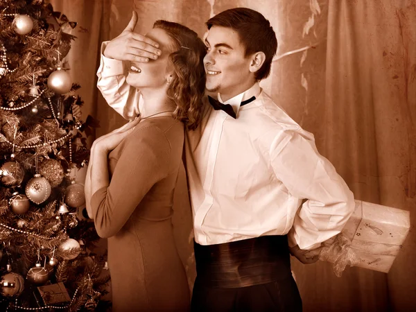 Un par en la fiesta de Navidad. Retro blanco y negro . — Foto de Stock