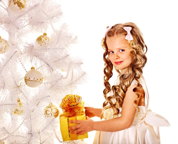 Niño con caja de regalo cerca del árbol de Navidad blanco . Imagen De Stock