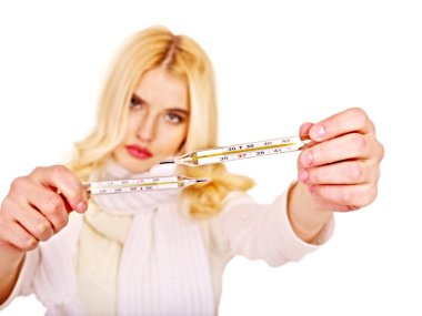 termometre ile kadın.