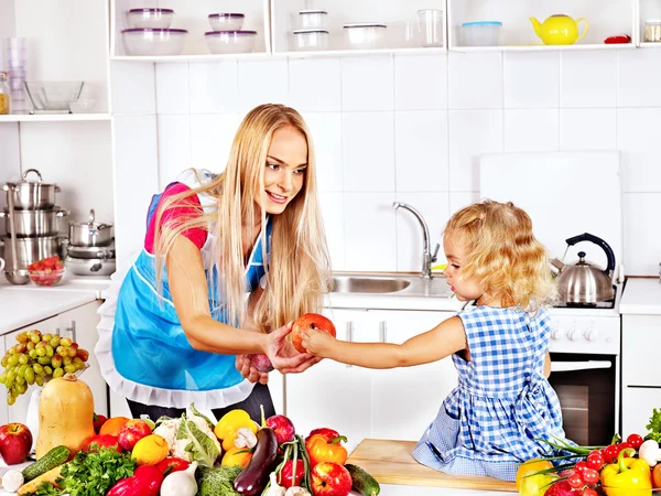 Moeder en dochter in kitchen. — Stockfoto