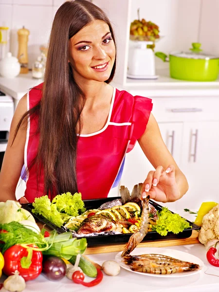 Woman prepares fish in oven. — Stock Photo, Image