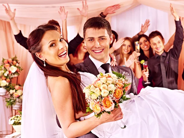 Brudgummen bär bruden — Stockfoto