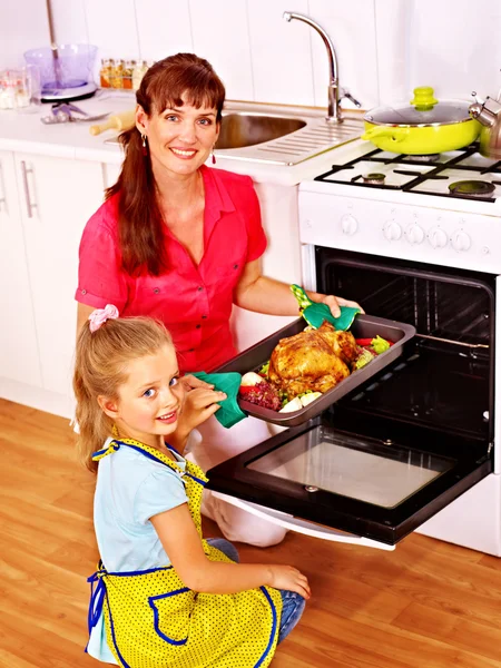 Woman is cooking chicken — Stock Photo, Image