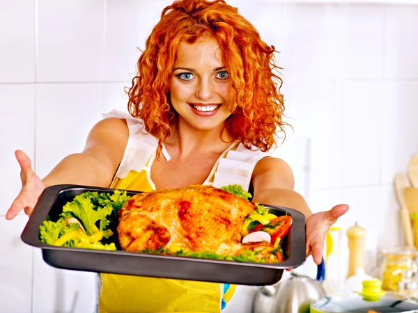 Γυναίκα είναι το μαγείρεμα κοτόπουλο — Φωτογραφία Αρχείου