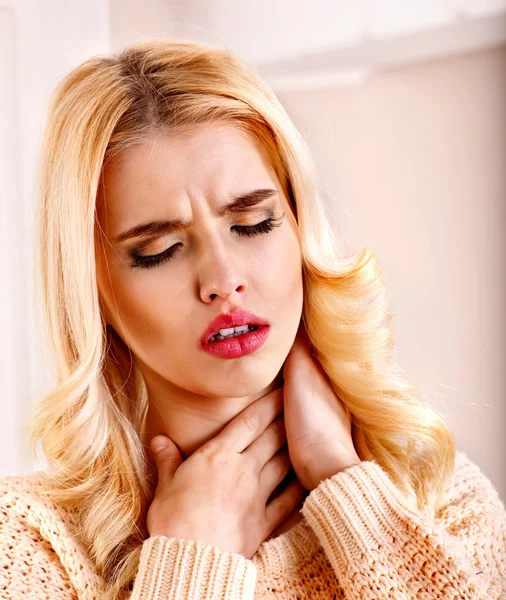 La mujer tiene dolor de garganta. . — Foto de Stock