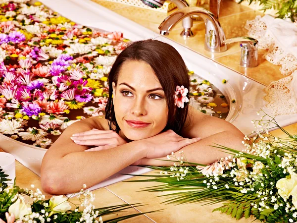 Vrouw in luxe spa. — Stockfoto